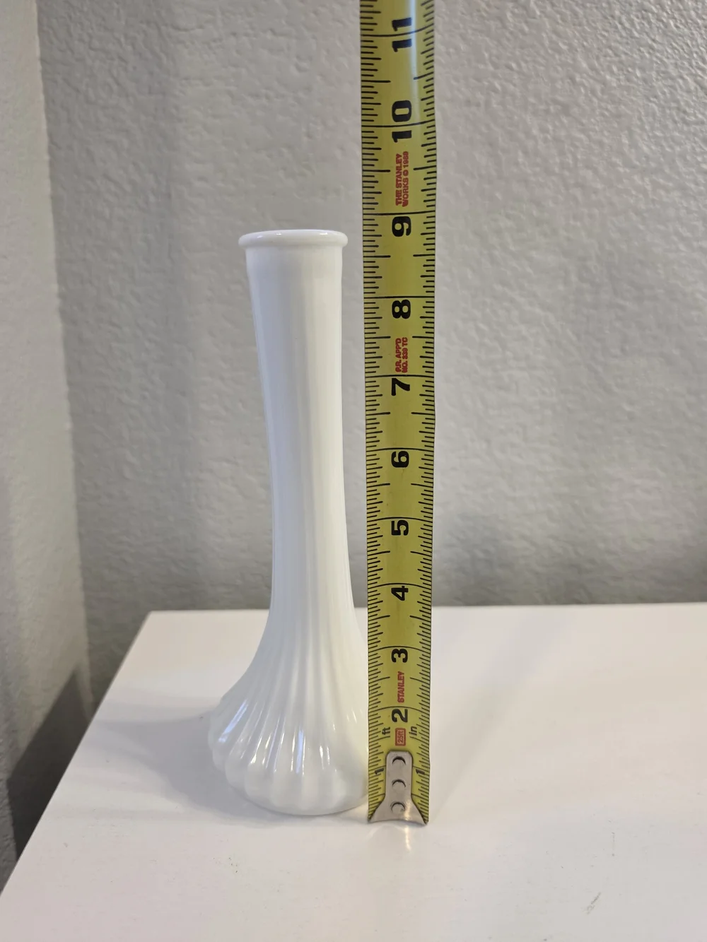 Elegant White Ribbed Ceramic Bud Vase - Modern Accent